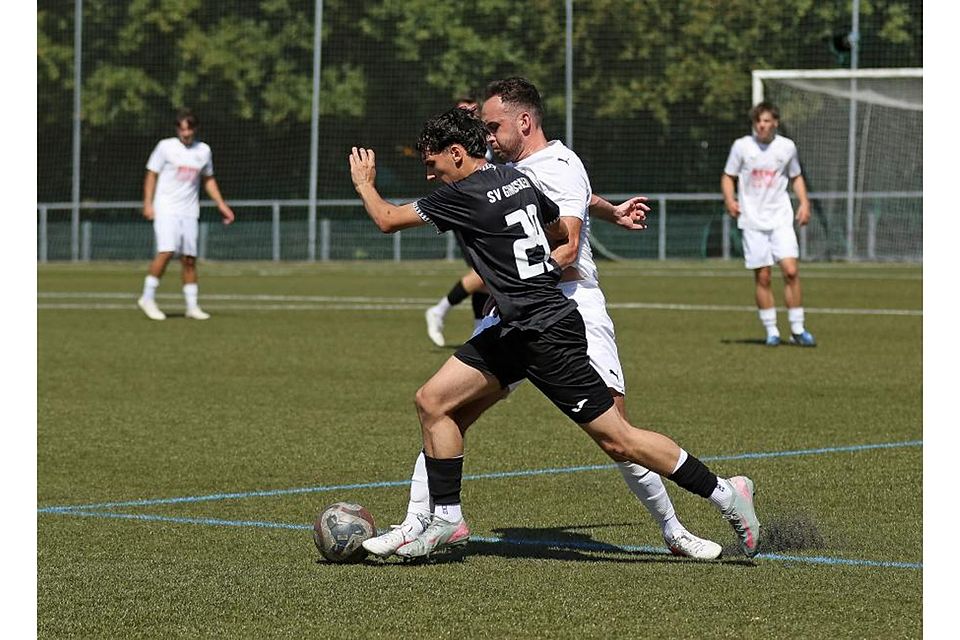 Der Gimsbheimer Offensivspieler Reda Chkifa (schwarzes Trikot), hier im Duell mit Thiemo Stavridis, traf gegen Ingelheim vom Elfmeterpunkt.	Foto: Christine Dirigo/pakalski-press