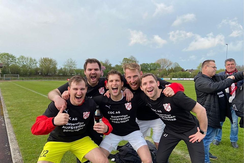 Der Bayernliga-Aufstieg des SV Erlbach wurde standesgemäß schon auf dem Rasen zelebriert.