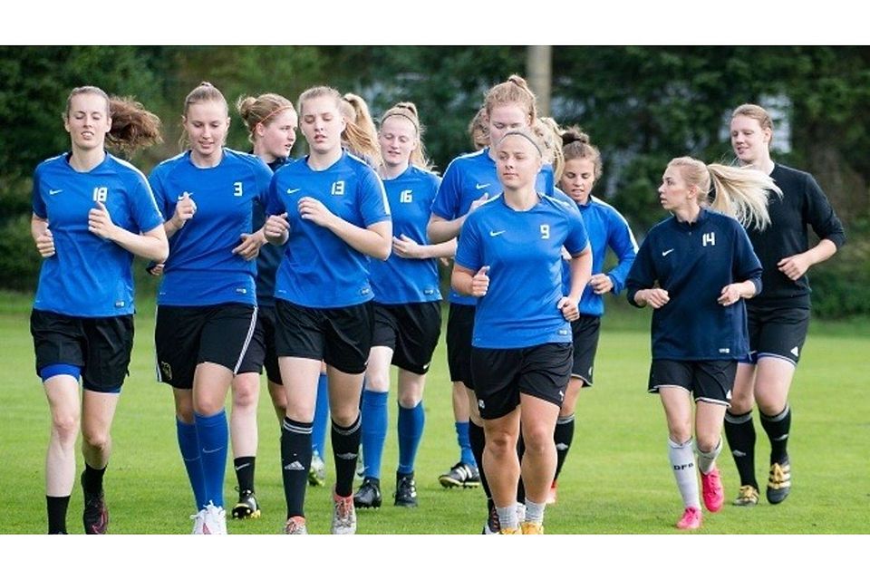 Mit einer Laufübung starteten die Zweitliga-Fußballerinnen des SV Meppen in die neue Saison. Die Qualifikation für die eingleisige Liga ist das Ziel. Foto: Doris Leißing