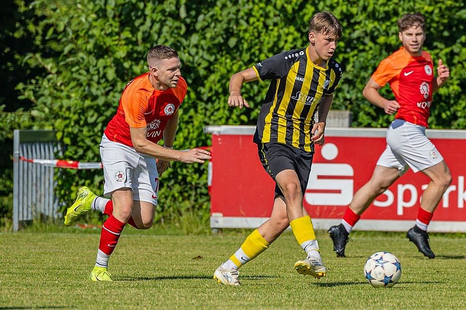 Tobi Richter (li.)  im Trikot von Türk Gücü Straubing - ein Anblick, an den man sich erst gewöhnen muss.