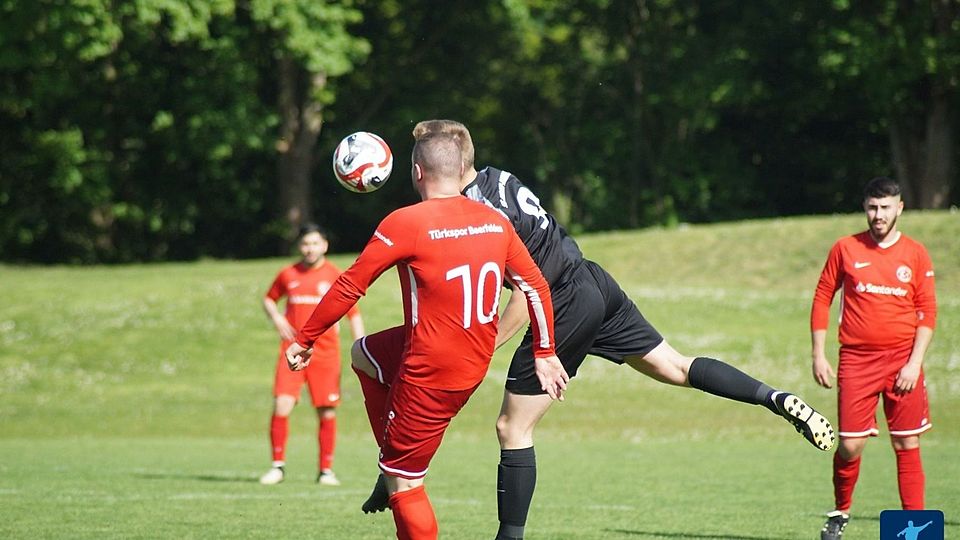 Türkspor Beerfelden (rote Trikots) muss in der B-Klasse neu angreifen