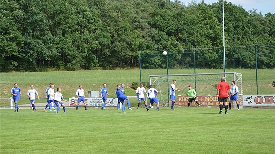 Gleich 15 Tore fielen im Spiel des ATSV Forchheim gegen die SpVgg Hausen II. Am Ende gewann die Reserve aus Hausen mit 9:6. F: Baumann