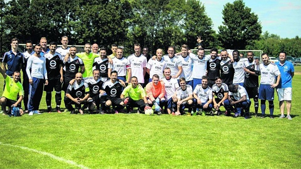 Gemeinsam posierten die beiden Aufsteiger in die A-Klasse vor dem letzten Saisonspiel: der SSV Weilerswist (weiße Trikots) und der FC Heval. Foto: Steinicke
