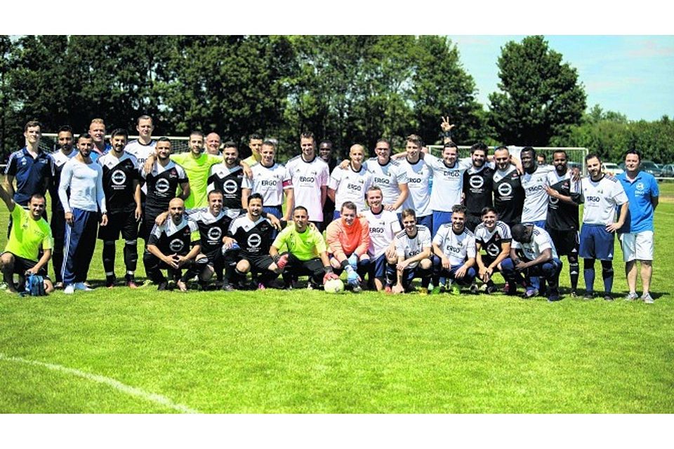 Gemeinsam posierten die beiden Aufsteiger in die A-Klasse vor dem letzten Saisonspiel: der SSV Weilerswist (weiße Trikots) und der FC Heval. Foto: Steinicke