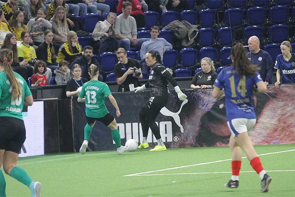 Torhüterin Lela-Celin Naward (Holstein Kiel) im Spiel gegen den IF Stjernen Flensborg. 