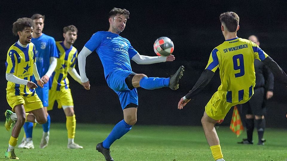 Der SV Schwarzhofen (in blau) trat die Heimreise aus dem Altmühltal mit drei Punkten an.