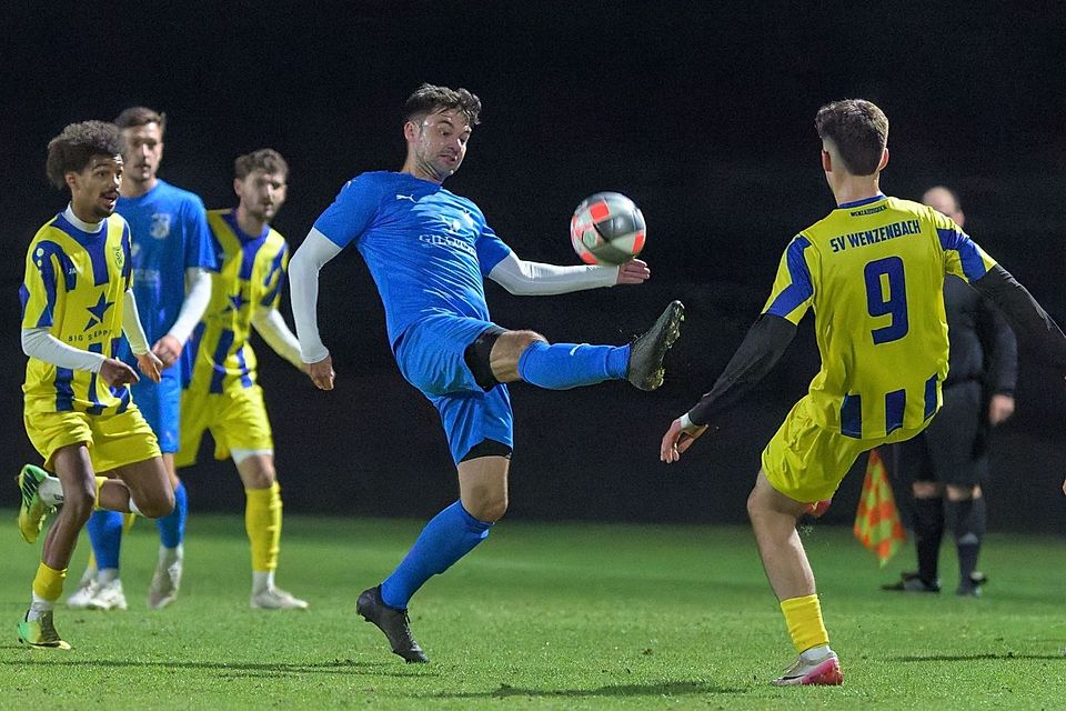 Der SV Schwarzhofen (in blau) trat die Heimreise aus dem Altmühltal mit drei Punkten an.