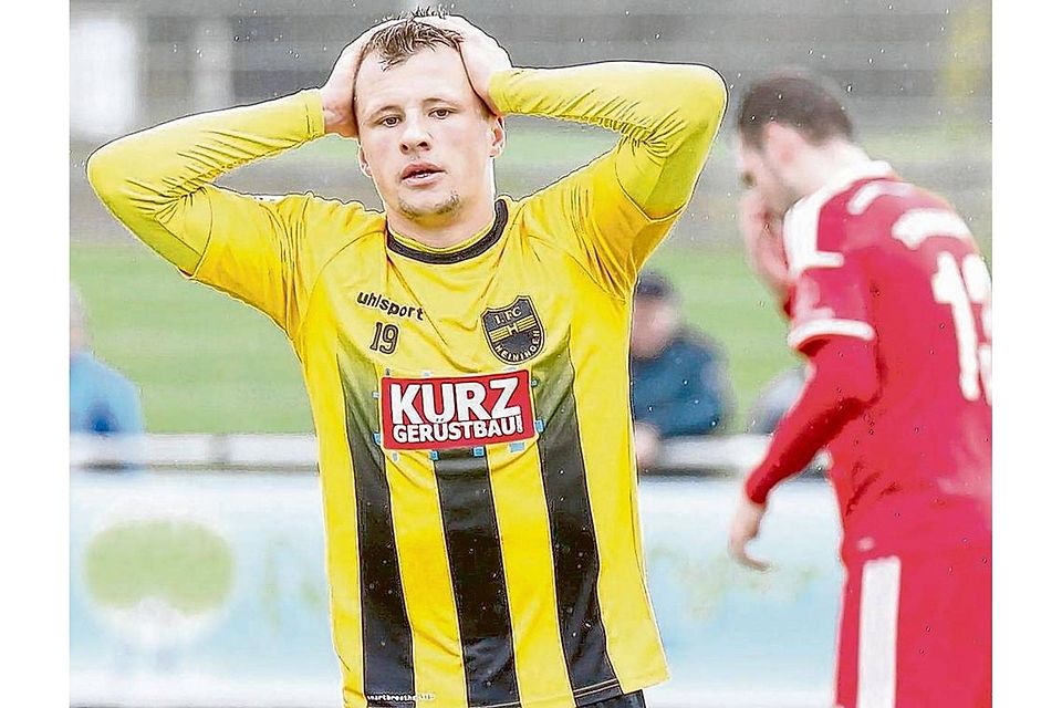 Marcel Schmidts kann es nicht fassen: Er steckt mit dem FC Heiningen wieder im Abstiegssumpf.