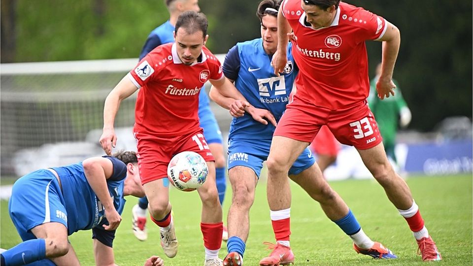 Der Bahlinger Vasco Walz erobert gegen zwei Lahrer Spieler den Ball, Marco Rienhardt (Nummer 33) schirmt ab. 