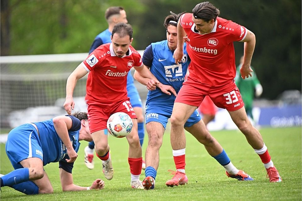 Der Bahlinger Vasco Walz erobert gegen zwei Lahrer Spieler den Ball, Marco Rienhardt (Nummer 33) schirmt ab. Der Bahlinger Vasco Walz erobert gegen zwei Lahrer Spieler den Ball, Marco Rienhardt (Nummer 33) schirmt ab.