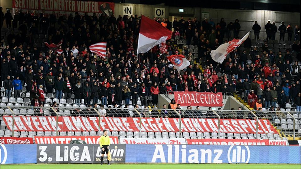 Ganz so eng werden die Fans des FC Bayern am Samstag nicht nebeneinander sitzen dürfen. 250 Zuschauer werden im Abstiegskracher gegen den Halleschen FC im Grünwalder Stadion sein.