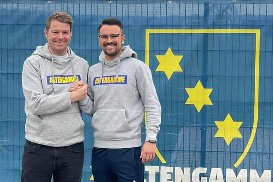 Auf gute Zusammenarbeit: Philipp Mohr (re., Manager SV Altengamme) freut sich über die Verpflichtung von Co-Trainer Marco Theetz.