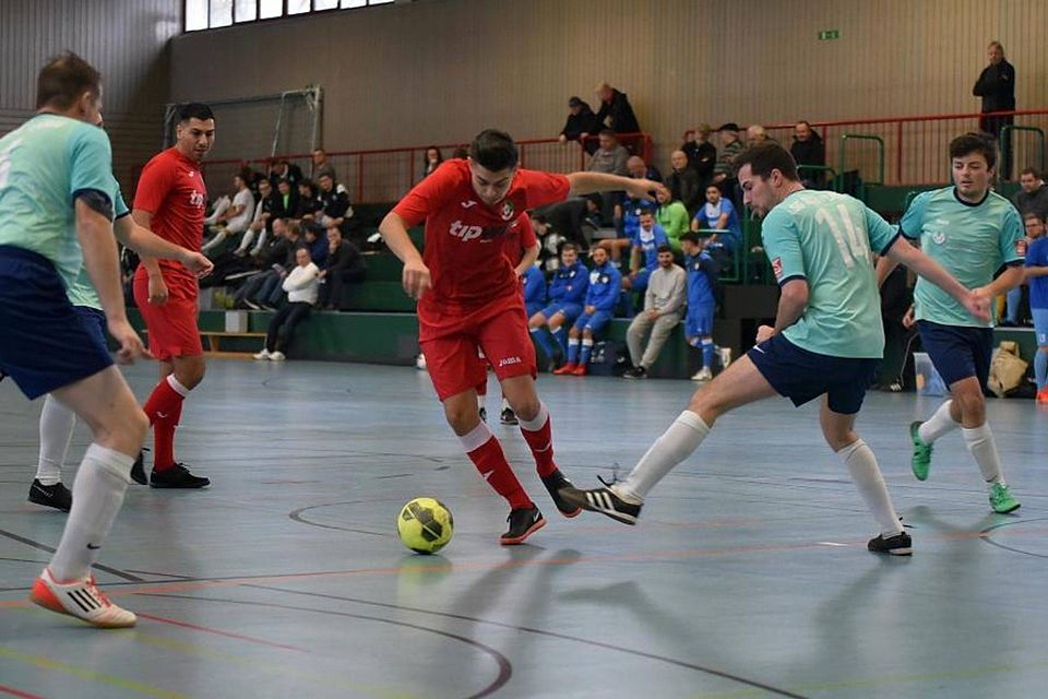 Leonardo Idic im roten Trikot der FSG Ober-Schmitten/Eichelsdorf findet die Lücke und zieht an Simon Fuchs von der SG Ulfa/Langd vorbei. Foto: erg Leonardo Idic im roten Trikot der FSG Ober-Schmitten/Eichelsdorf findet die Lücke und zieht an Simon Fuchs von der SG Ulfa/Langd vorbei. Foto: erg