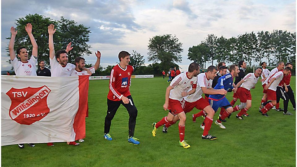 Die Aufstiegsfeier kann beginnen: Wittislingens Fußballer jubeln nach dem 5:2-Erfolg gegen Jettingen II in Richtung ihrer Fans.  Foto: Gisela Ott