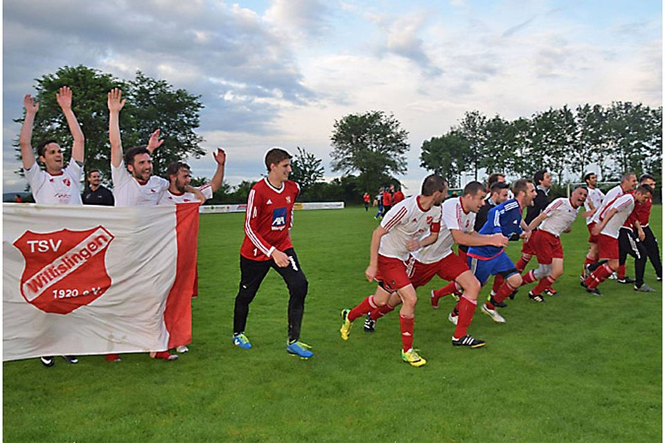 Die Aufstiegsfeier kann beginnen: Wittislingens Fußballer jubeln nach dem 5:2-Erfolg gegen Jettingen II in Richtung ihrer Fans.  Foto: Gisela Ott