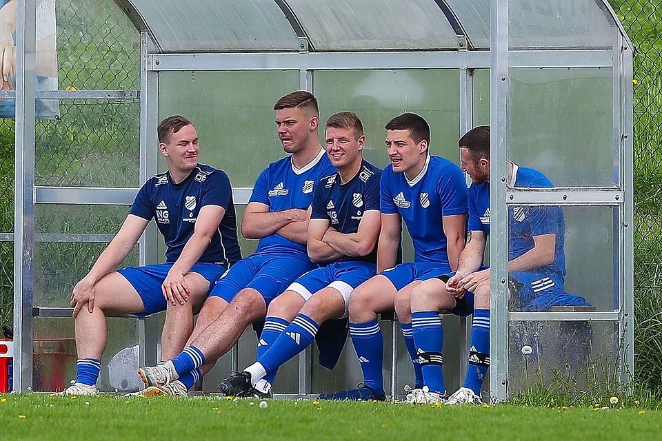 Trauten ihren Augen kaum: Die Auswechselspieler des SV Röhrnbach bestaunten ein denkwürdiges 11:0.