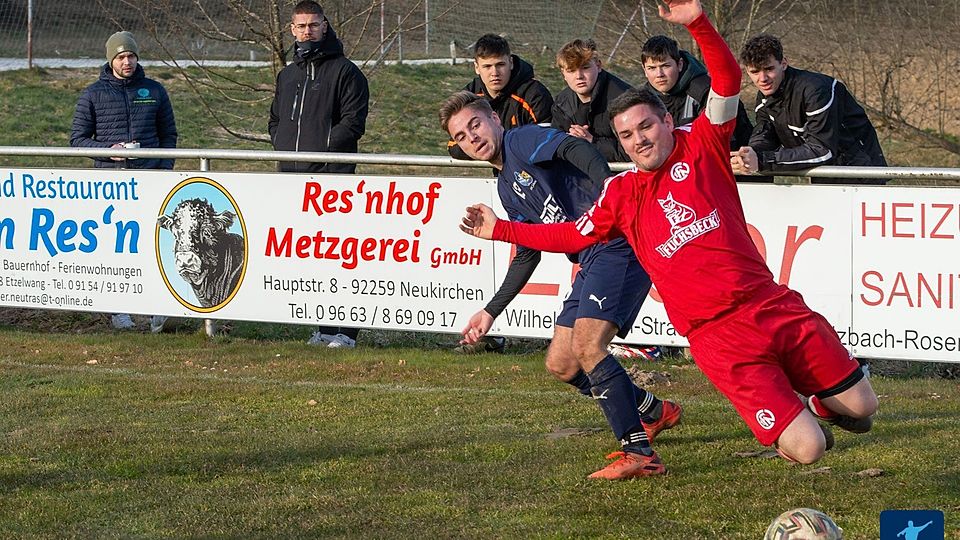 An die zuletzt vor der Winterpause gezeigten Leistungen anknüpfen will der 1. FC Neukirchen (in Rot) ab Beginn der Restrückrunde im März.