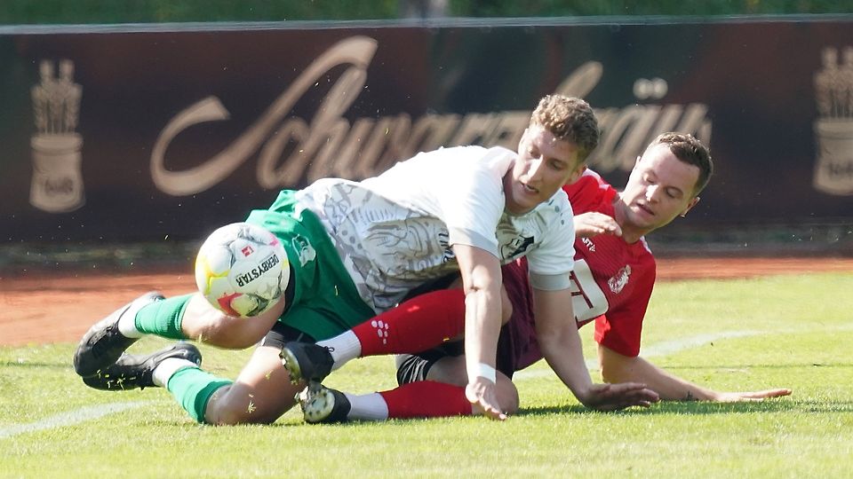 Beinahe hätten Tim Sautter (links) und der FC Stätzling dem TSV Wertingen die erste Niederlage beigebracht.