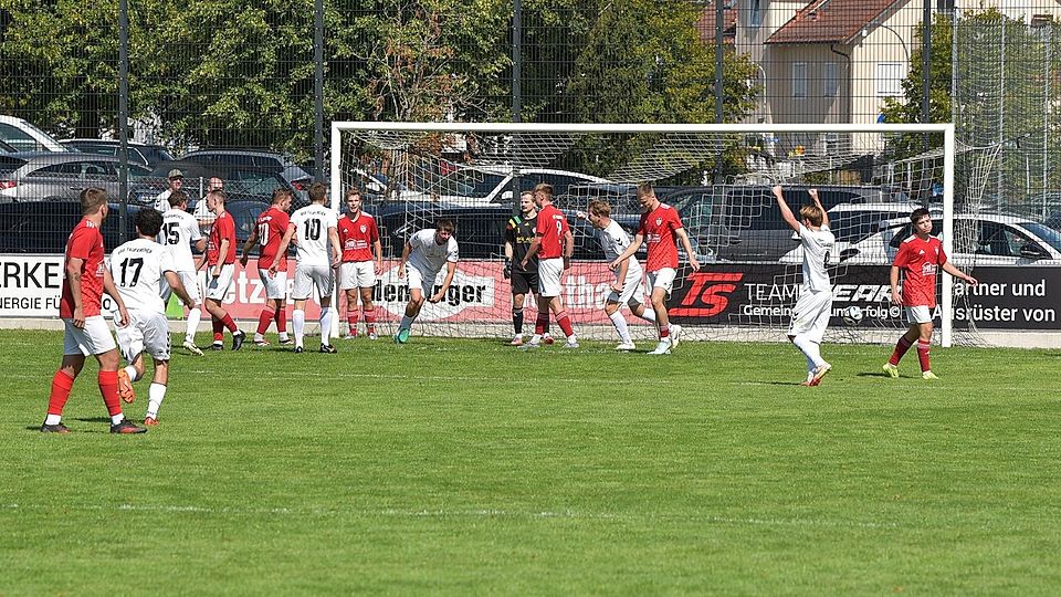 Den Gastgeber überrannt: Jonas Stadlöder (7.v.r.) schießt das erste von insgesamt vier Toren für die BSG. FCL Torwart Johannes Preis ist machtlos und stocksauer.
