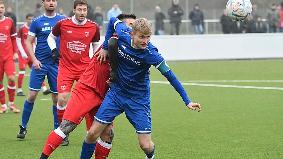 Kapitän Johannes Rodler (in blau) und die SpVgg SV Weiden II spielten auf dem heimischen Kunstrasen groß aus.