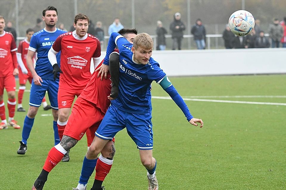 Kapitän Johannes Rodler (in blau) und die SpVgg SV Weiden II spielten auf dem heimischen Kunstrasen groß aus.