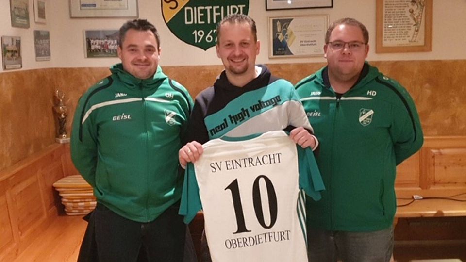 Der SV Oberdietfurt heißt Manfred Steinbrunner (Mitte) willkommen
