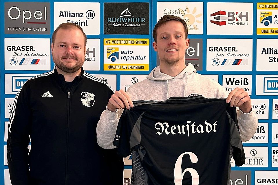 Spartenleiter Florian Dötsch (links) heißt Johannes Kopp in Neustadt am Kulm bzw. Tremmersdorf willkommen.