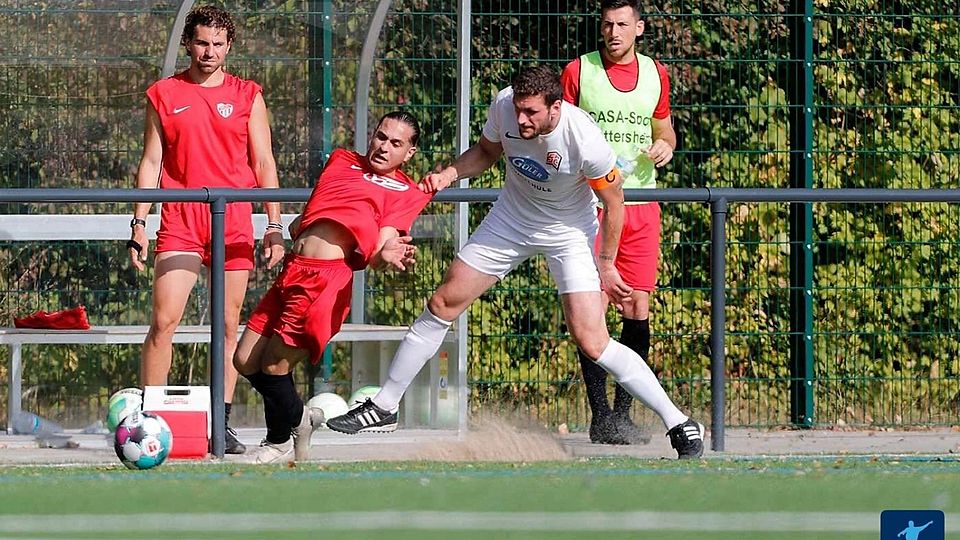 Der Rutschgefahr stand gehalten: Sowohl Kaan Karacas Türk. FC Hattersheim (rot) als auch Metin Aydins FSC Eschborn (weiß) haben ihre Pokalaufgaben erfolgreich bewältigt.