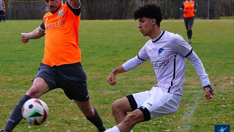Ein Spieler der Spvgg. Kinzigtal im Zweikampf im Spiel gegen den FSV Erbach.