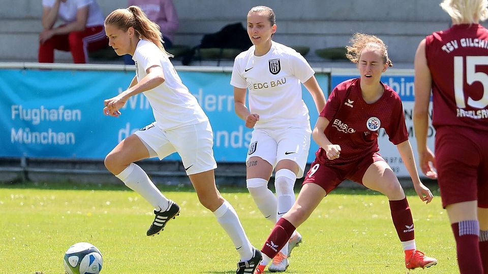 Spielszene mit Anna-Lena Beer links vom TSV Eching.