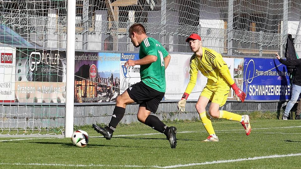 Fußball Saison 2025/26 Kreisliga Torwart Tobias Taffertshofer vom ASV Habach (in Gelb) kassiert das 0:2 durch Michael Schnaderbeck im Gastspiel beim Lenggrieser SC am 18. Oktober 2025
