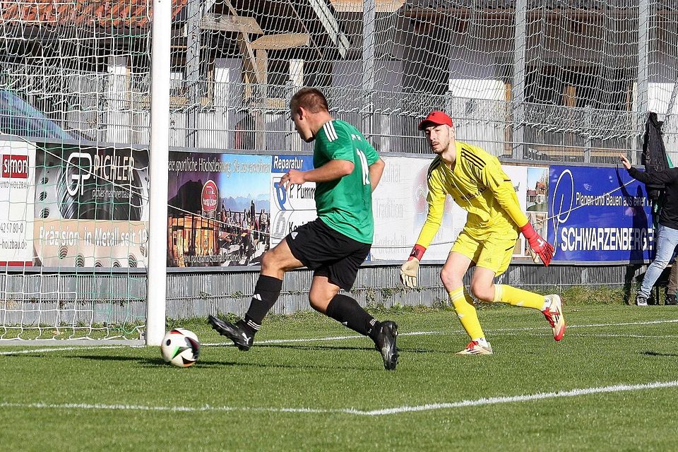 Fußball Saison 2025/26 Kreisliga Torwart Tobias Taffertshofer vom ASV Habach (in Gelb) kassiert das 0:2 durch Michael Schnaderbeck im Gastspiel beim Lenggrieser SC am 18. Oktober 2025