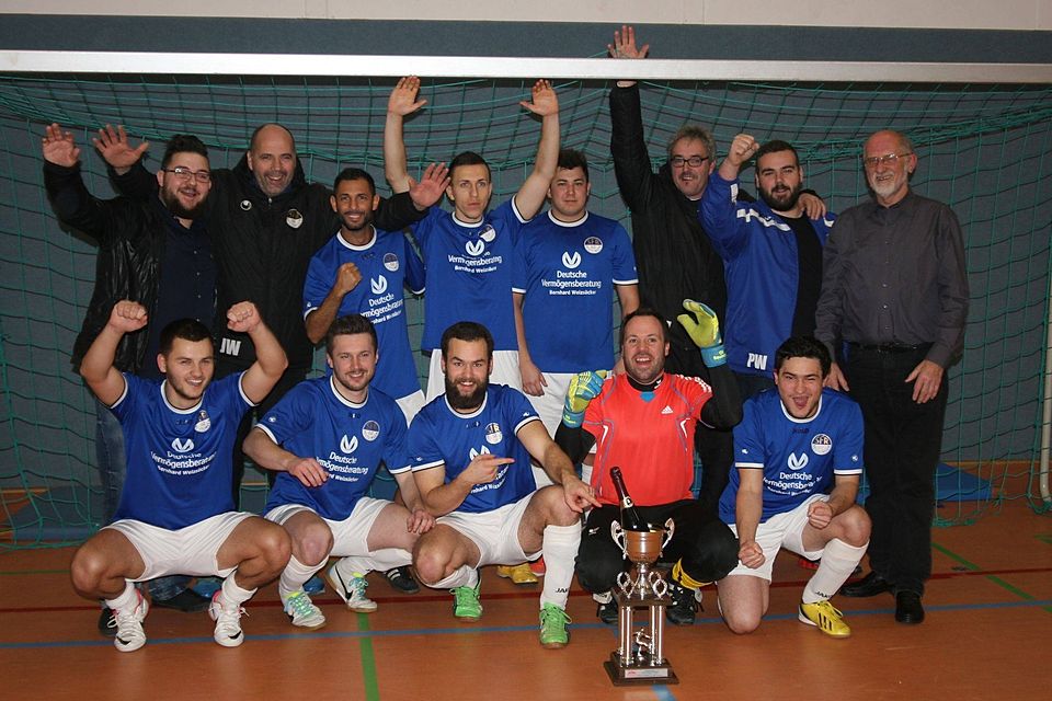 Die erfolgreiche Mannschaft SF 02 Reutlingen und WFV-Bezirksvorstand und Turnierorganisator Horst Beck ( hinten rechts). Foto: Gio