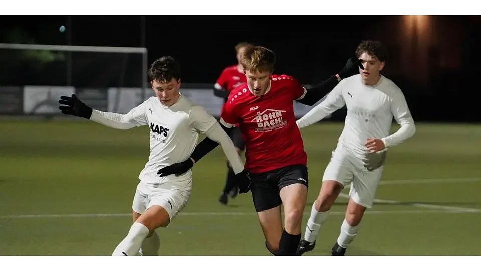 In der vergangenen Saison spielt Leo Beecht (M.) noch für die JSG Schöffengrund/Cleeberg in der A-Junioren-Gruppenliga. Nun wird er immer mehr zur festen Größe bei den Senioren des FC Cleeberg und macht zuletzt mit seinen beiden Toren noch einen 3:2-Sieg gegen Eintracht Lollar möglich. (Archivfoto) © Isabel Althof