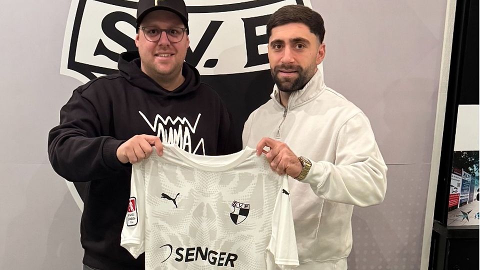 Paukenschlag am Wasserturm: Unter anderem Ex-Drittliga-Kicker Semih Daglar (r.) wechselt im Sommer zu Emsdetten 05. Sportleiter Mathias Lüttmann (l.) präsentierte drei weitere Neuzugänge