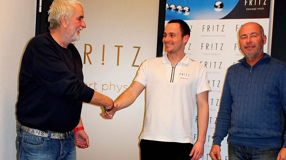 Manuel Eller (MItte) wird von VFB-Fußballchef Bert Hierl (li.) und Vorstand Manfred Schötz begrüßt   Foto:Dieter Siering