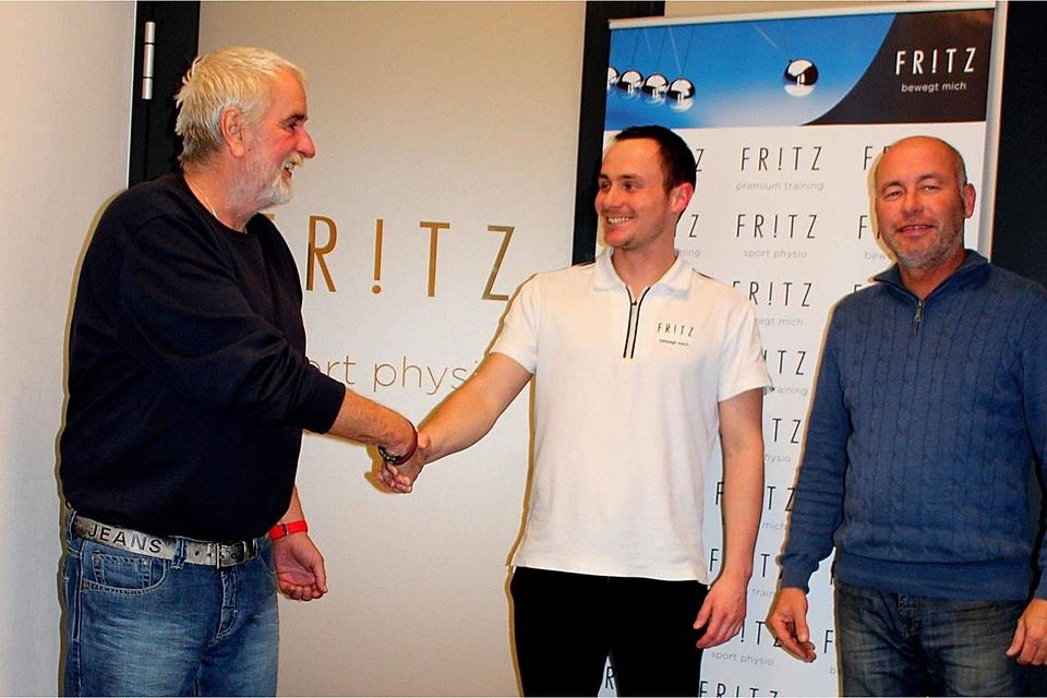 Manuel Eller (MItte) wird von VFB-Fußballchef Bert Hierl (li.) und Vorstand Manfred Schötz begrüßt   Foto:Dieter Siering