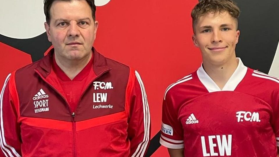 FCM-Fußballchef Thomas Reinhardt (links) freut sich über die Rückkehr von Lukas Bettrich.