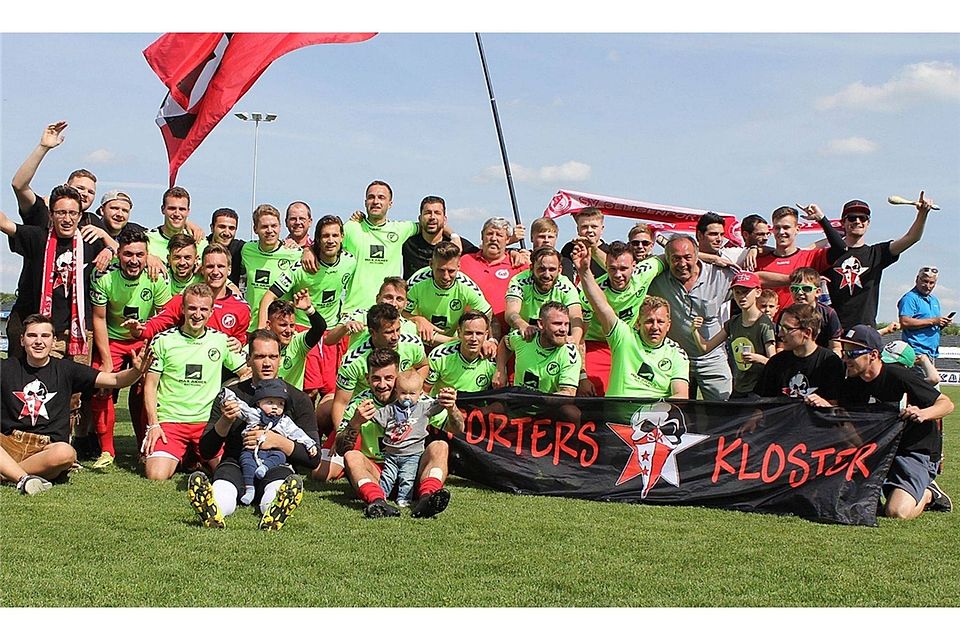 Spieler, Verantwortliche, Fans und Familie feierten gemeinsam den Meistertitel in der Bayernliga. /Archiv Fotos: Weller