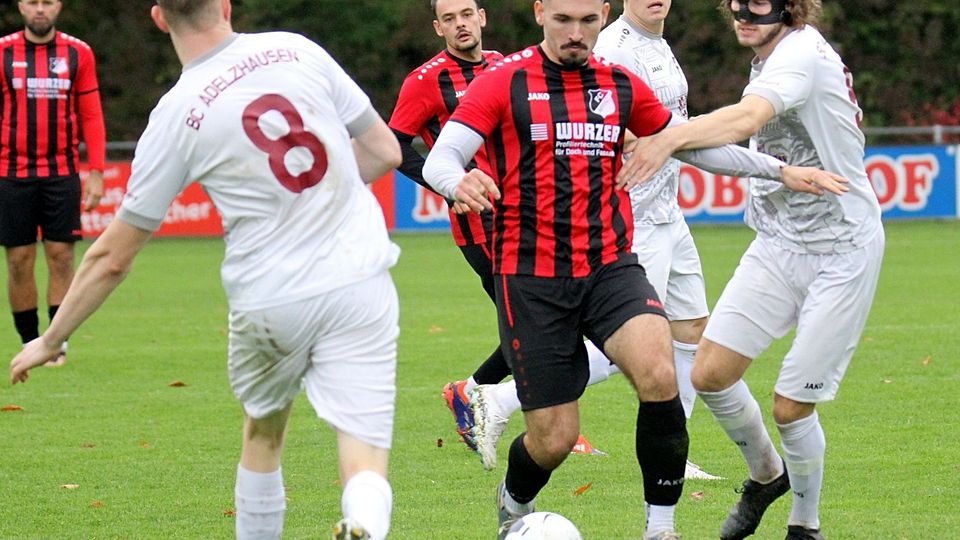 Adelzhausen (weiße Trikots) hatte beim 3:0-Sieg gegen den FC Affing alles im Griff. 