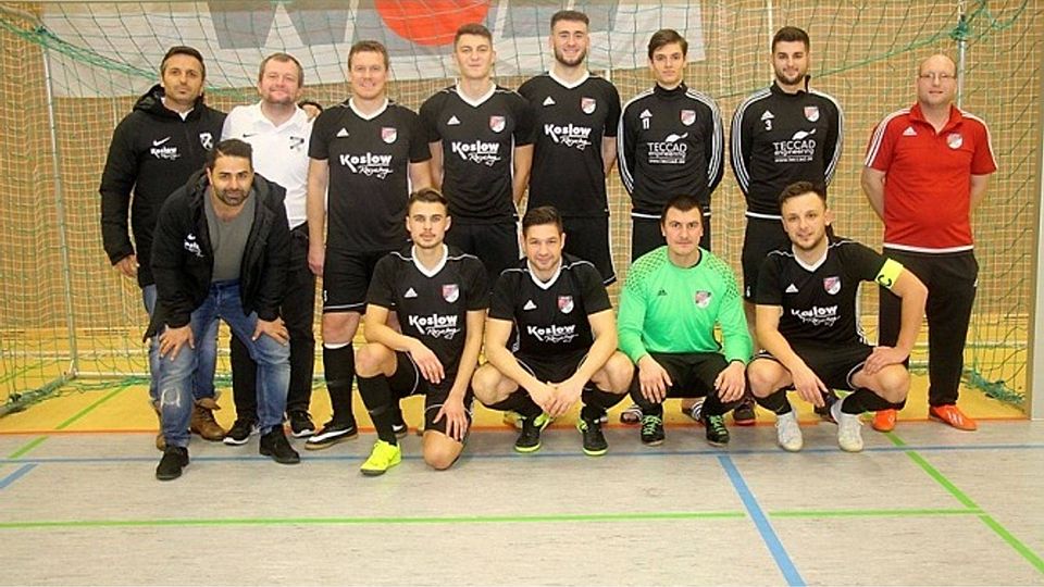 Das siegreiche Team des FC Eintracht Landshut mit den Spielertrainern Ali Attieh und Mario Bjelobrk (2. und 4. von links)