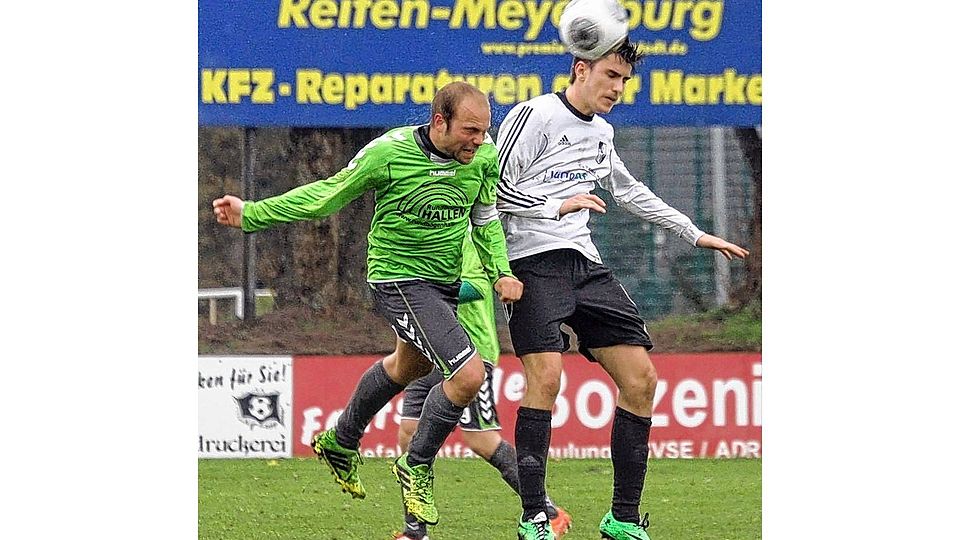 Kopfballduell: Flensburgs Jan Sell (links) setzt sich in der Luft gegen seinen Heider Gegenspieler Robin Strunz durch.oj