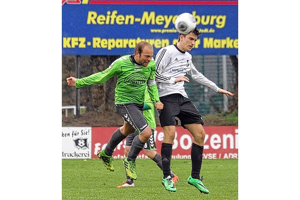 Kopfballduell: Flensburgs Jan Sell (links) setzt sich in der Luft gegen seinen Heider Gegenspieler Robin Strunz durch.oj