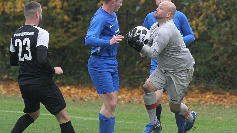 Mein Ball: Haimhausens Torhüter Matthias Müller packt zu. Im Derby gegen Ampermoching (schwarze Trikots) gab es ein 3:3.