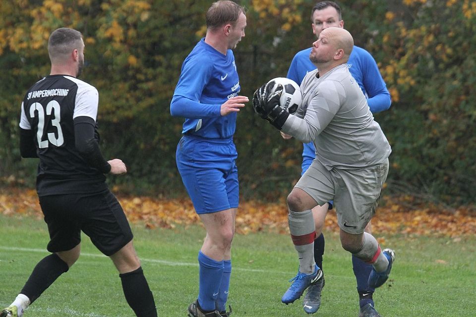 Mein Ball: Haimhausens Torhüter Matthias Müller packt zu. Im Derby gegen Ampermoching (schwarze Trikots) gab es ein 3:3.