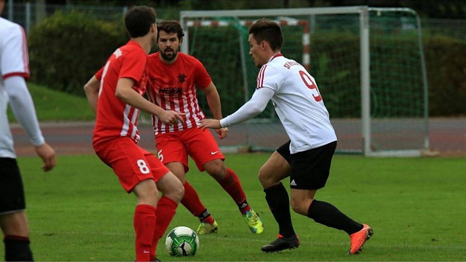Der SV Baindt (links Sebastian Saile und Samuel Fischer) setzte sich gegen den SV Kressbronn (Marko Föger) mit 1:0 durch. Foto: Elke Obser