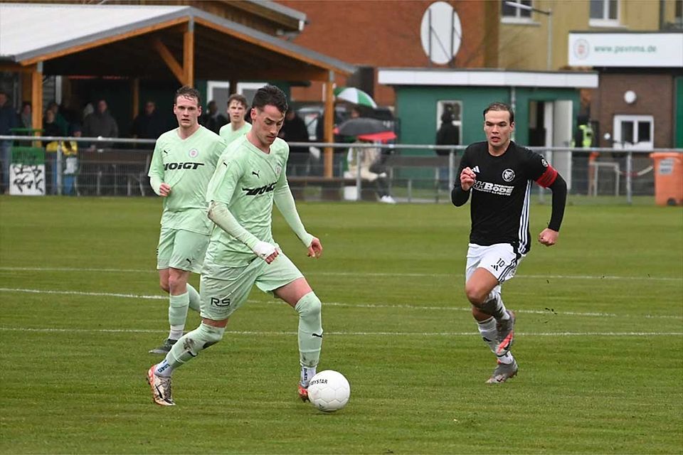 Doppeltorschütze Jesper Tiedemann (PSV Neumünster) gegen Marvin Mijic (re., Preußen Reinfeld).