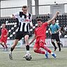 Westfalenliga 1-Meisterschaftsfavorit SC Peckeloh (in Schwarz-Weiß) musste sich Oberligist Verl II mit 0:2 geschlagen geben.