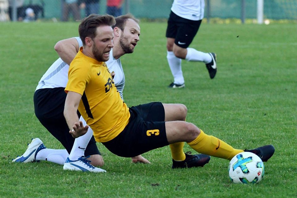 Till Olbrich (vorne) spielt die fünfte Saison als Verteidiger für den FV Sulz.