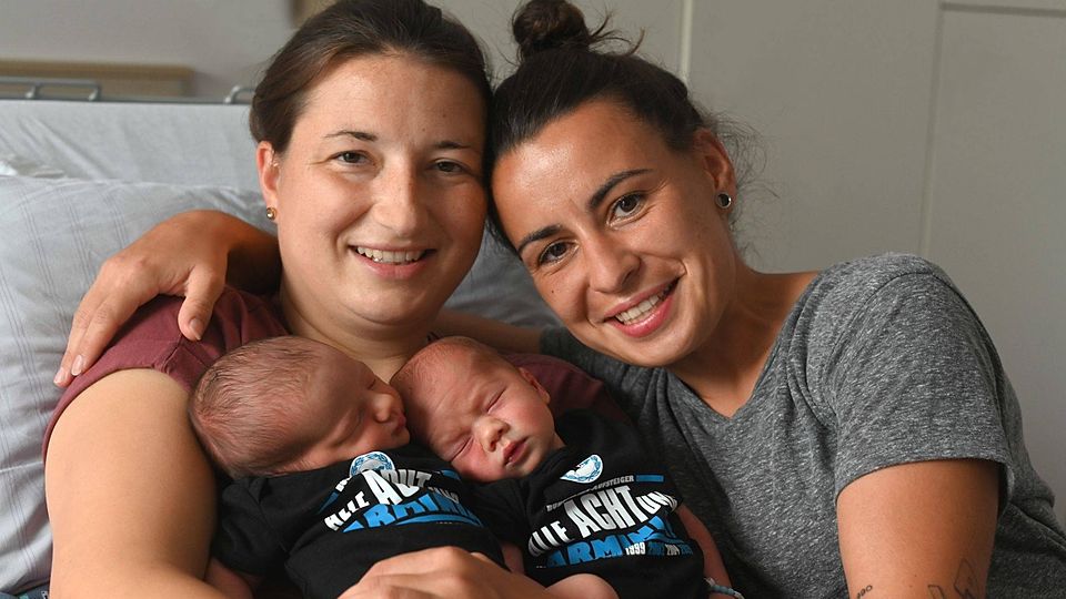 Die verheirateten Zweitliga-Spielerinnen Sarah und Tanja Grünheid sind Eltern geworden. Tochter Louisa und Sohn Phil Luis kamen binnen drei Minuten zur Welt – aber an zwei verschiedenen Tagen.